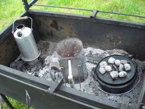 Kochstelle am Lachsgrill mit Wasserkessel, Kaffeekanne und Dutch Oven