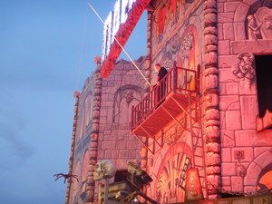 Rot beleuchtete Burgfassade einer Geisterbahn