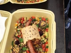 Juryportion Bratwurst mit Grillgemüse und Parmesanhippe