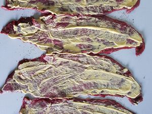 Rouladenfleisch mit Senf bestrichen