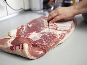Schweinebauch mit Schwarte auf der Arbeitsplatte