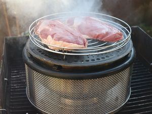 Rohe Entenbrüste auf dem Rost über dem Tischgrill