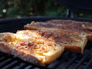 Knusprig gegrillte Chipotle-Butter-Baguettes auf dem Rost
