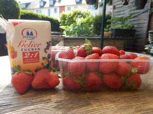 Frische Erdbeeren in der Schale und Gelierzucker