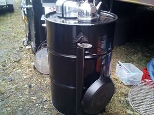 Selbstgebauter Fass-Smoker mit Pfanne und Kesseln