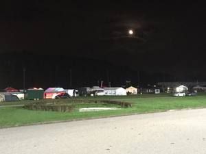 Veranstaltungsgelände bei Nacht mit Mond am Himmel