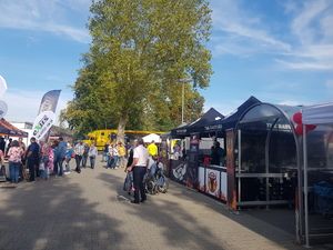 Pavillons der Teams und Besucher auf dem Platz