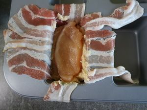 Hähnchenbrust auf der Farce, bevor der Speck eingeschlagen wird