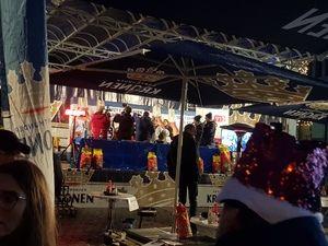 Bühne am Abend mit Weihnachtsdeko