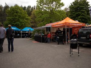 Orange Pavillons und Grills der Teams auf dem Platz