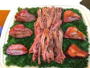 Juryschale mit Pulled Pork und glasierten Hähnchenteilen