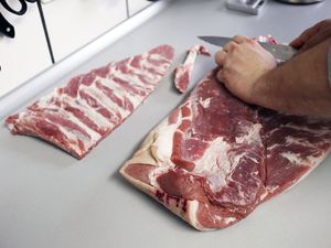Rippen werden vom Schweinebauch gelöst