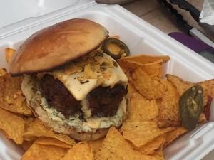 Burger mit Käse und Jalapeños auf Tortilla-Chips