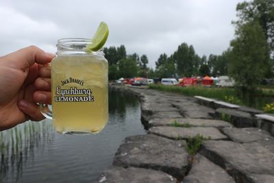 Glas Lynchburg Lemonade mit Limette am Seeufer