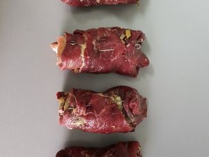 Aufgerollte, mit Nadeln fixierte Rouladen