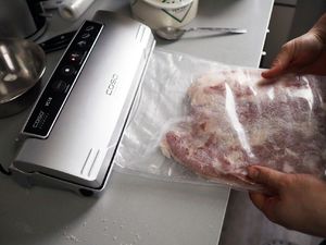 Schweinebauch wird im Beutel vakuumiert