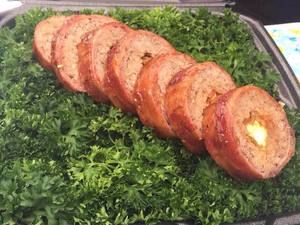 Juryschale mit Scheiben eines gefüllten Rollbratens