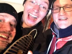 Zwei Teammitglieder beim Selfie mit Grillrost