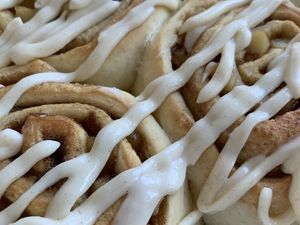 Zimtschnecken mit Zuckerguss in Nahaufnahme