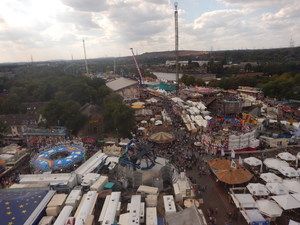 Luftblick über die Kirmes bis zum Horizont