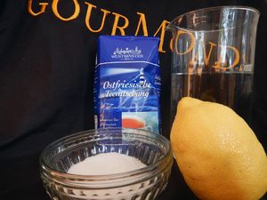 Zutaten für Eistee: Ostfriesentee, Zucker und Zitrone