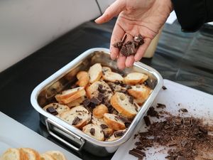 Schokoladenstücke werden über die Brotscheiben gestreut
