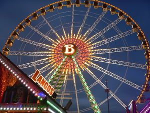 Beleuchtetes Riesenrad in der Abenddämmerung