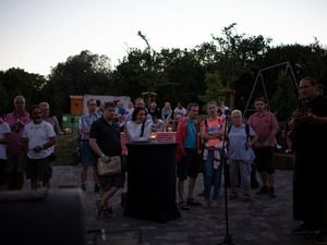 Zuschauer stehen im Halbkreis um den Grillkurs