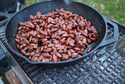 Gebrannte Mandeln in der Gusseisenpfanne auf dem Grill