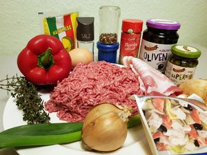 Zutaten für den Hackbraten: Hackfleisch, Paprika, Oliven, Kapern und Zwiebeln