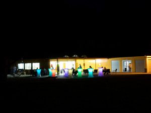 Beleuchtetes Gebäude mit bunten Lichtern bei Nacht
