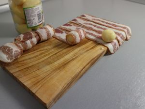 Kartoffeln werden in Speck eingewickelt