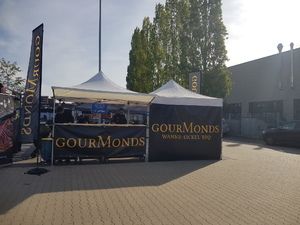 Unser Stand mit zwei Pavillons in der Sonne