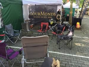 Stuhlkreis neben dem Grillstand