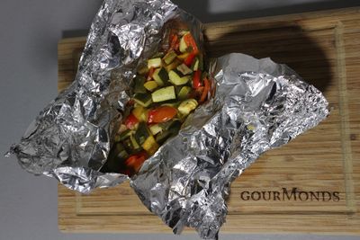 Grillgemüse in einem Päckchen aus Alufolie