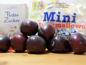 Zutaten: Pflaumen, Mini-Marshmallows und Puderzucker