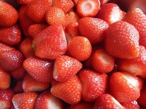 Geputzte, halbierte Erdbeeren