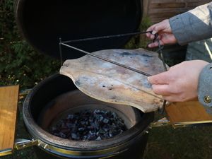 Hitzeschild wird in den Keramikgrill eingesetzt
