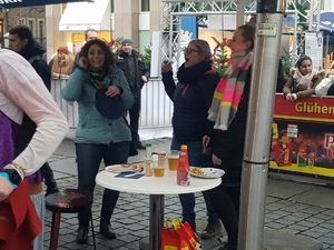 Besucher am Stehtisch mit Getränken