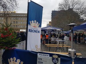 Kronen-Werbefahne und Bierbänke auf dem Platz