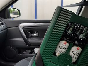 Kasten Bier im Fußraum eines Autos