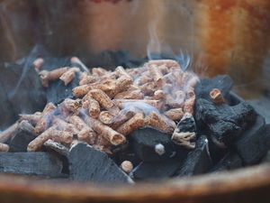 Rauchende Pellets auf glühender Kohle