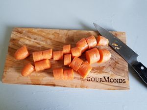 Möhrenstücke auf dem Brett