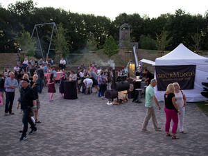 Besucher auf dem Platz vor unserem Pavillon in der Dämmerung