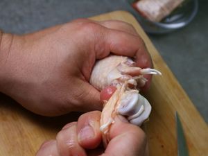 Das Fleisch wird am Knochen nach unten geschoben