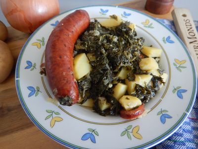 Grünkohl mit Kartoffeln und Mettwurst auf einem Teller
